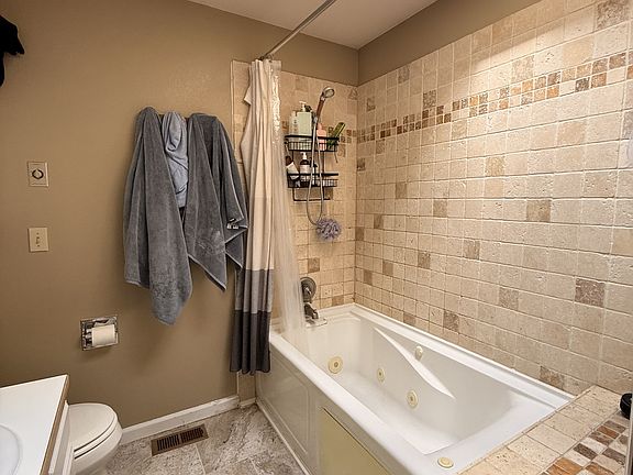 5th image of 1117 Red Oak Ct