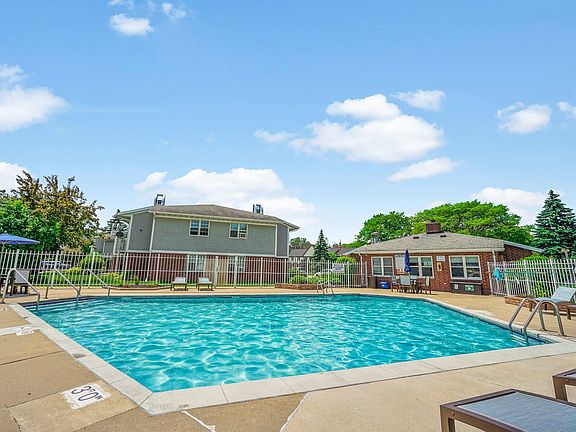 Foxcroft Apartments Swimming Pool