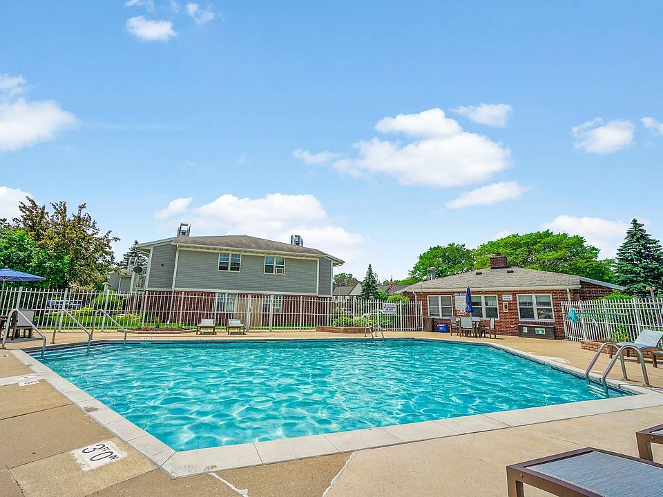 Foxcroft Apartments Swimming Pool