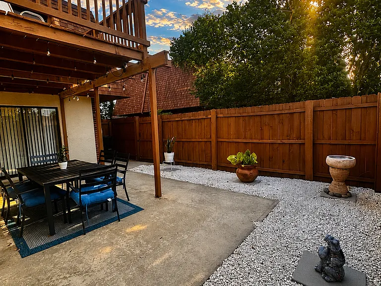 1696 S Park Ave — Photo 2