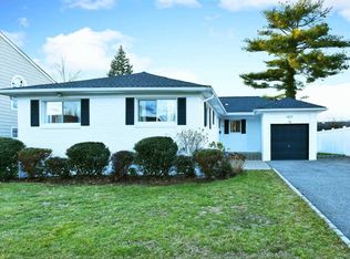 14 Randy Ln, Plainview, NY 11803