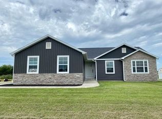 1121 Meadowbrook Ct, Mattoon, IL 61938