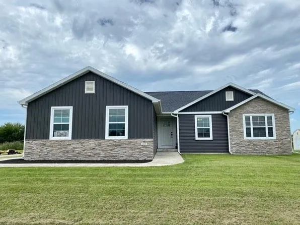 1121 Meadowbrook Ct, Mattoon, IL 61938