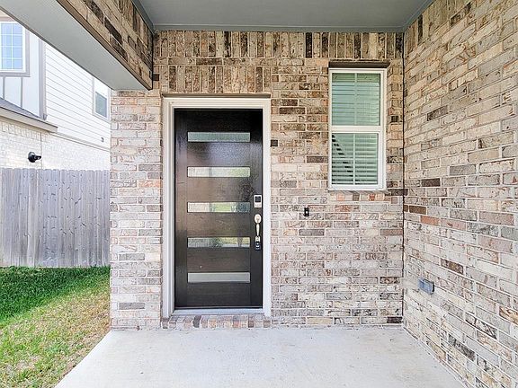 3rd image of 94 Valiant Ridge Trl