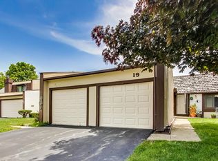 19 Hawthorne Sq, Indian Head Park, IL 60525