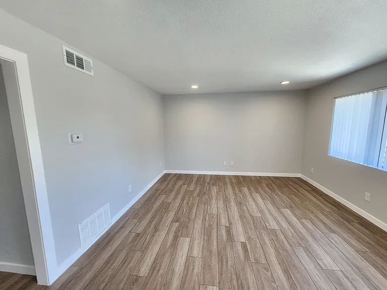 1520 Freeman Ave — Photo 14