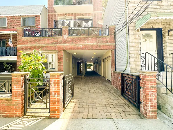 25-47 23rd St #1R, Astoria, NY 11102