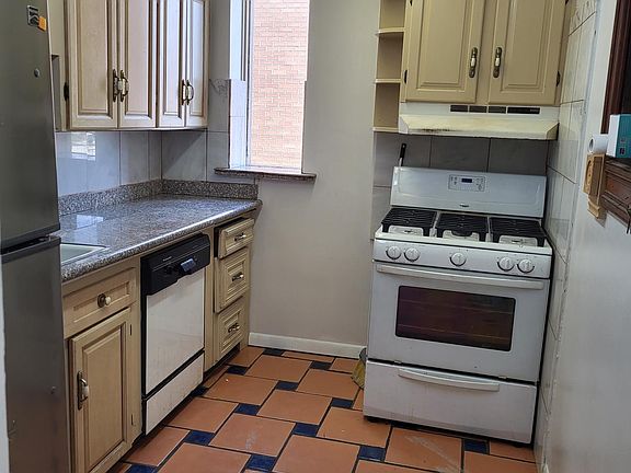 GAS STOVE, BIG REFRIGERATOR, DISHWASHER, HAS PANTRY NEARBY