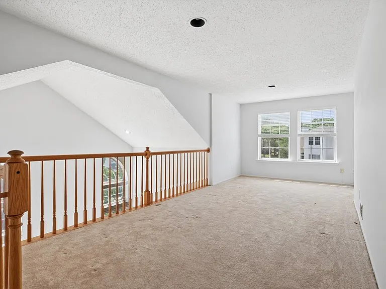 82 Hancock Dr — Photo 23