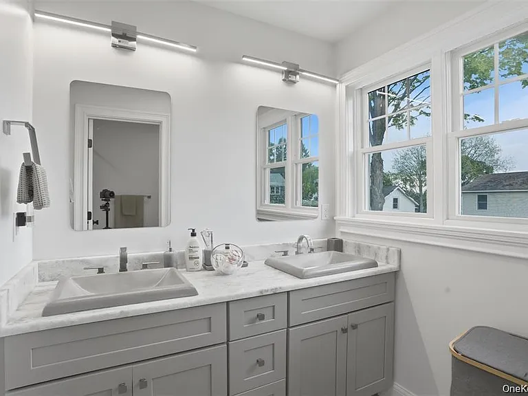 33 Howland Ave — Photo 23