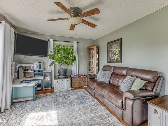 4th image of 307 Sawyer Cir