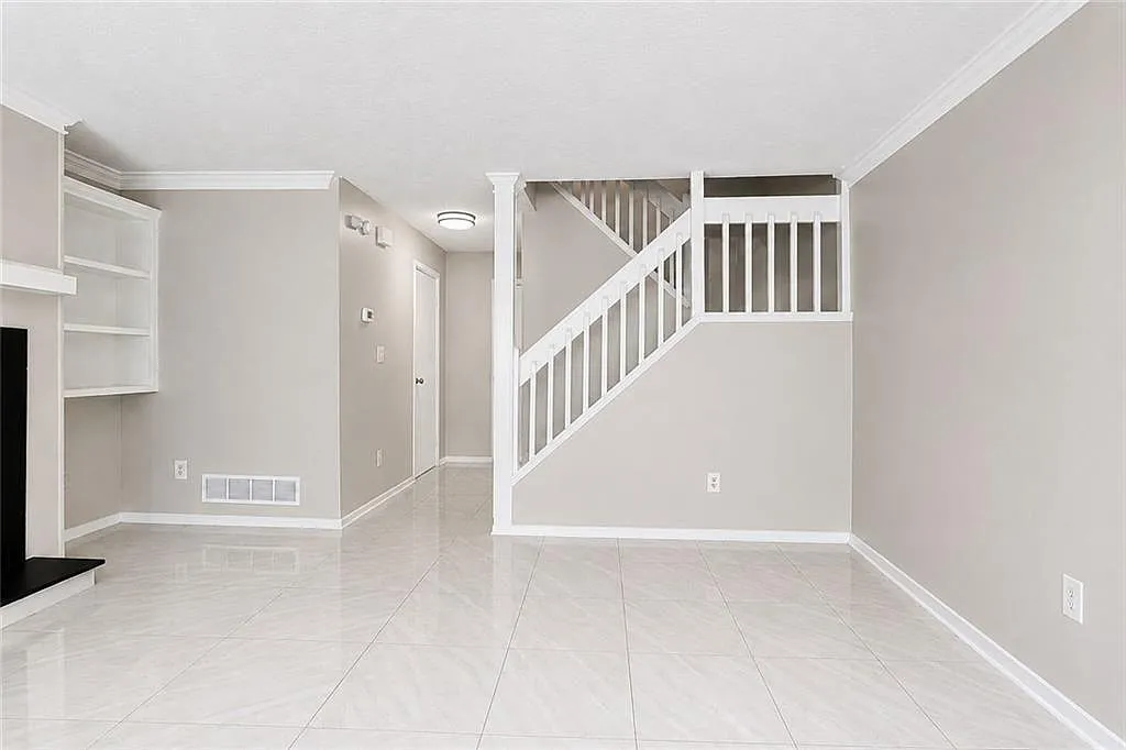 3 bed, 2.5 bath, 1600 sqft, $2,100 — Photo 3