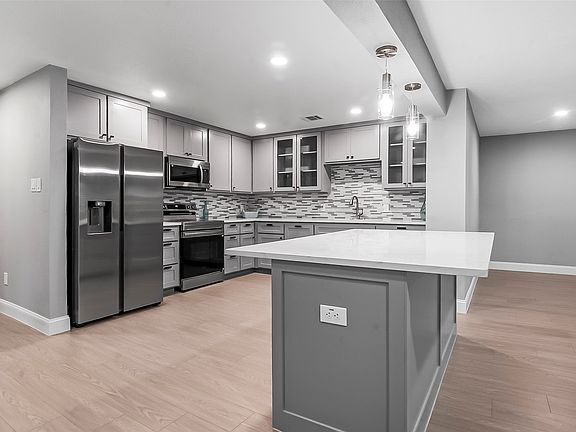 2nd image of 2401 Sybil Dr