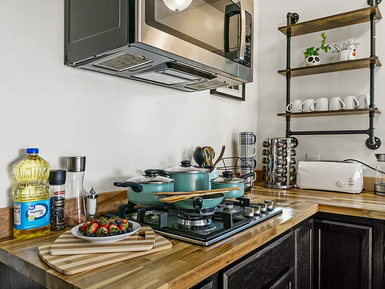 Fully equipped kitchen with a high-quality pan for all your cooking needs.