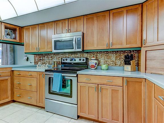 3rd image of 2652 Saint Andrews Dr