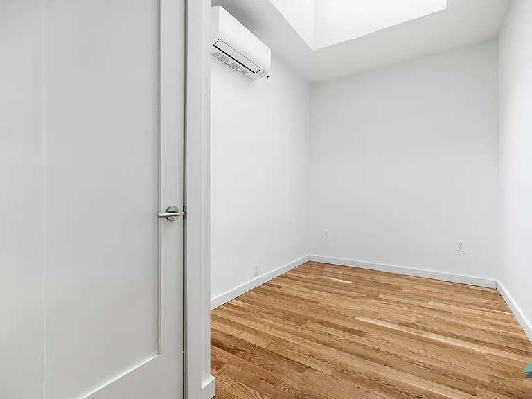 441 Wilson Ave #4D1 — Photo 4