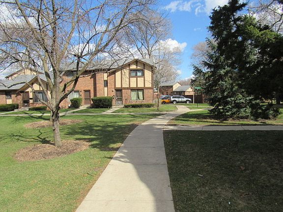 2nd image of 18W231 Knollwood Ln