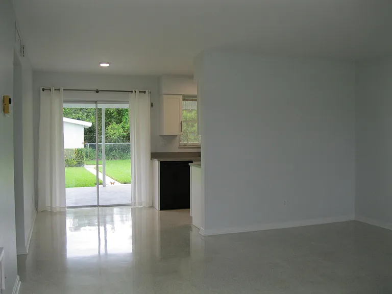 1124 Hilltop Dr — Photo 10