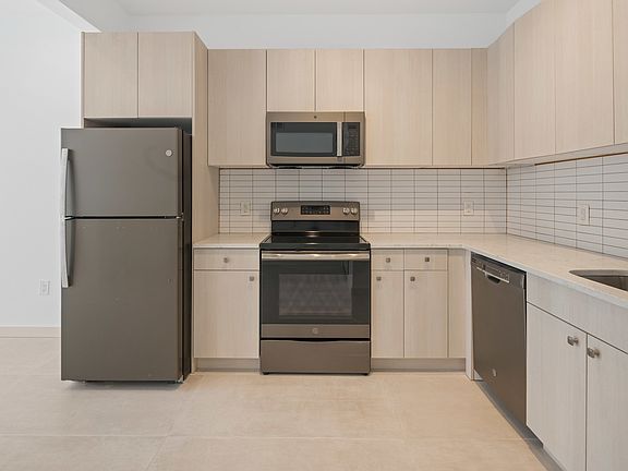 2nd image of 722 Hinsdale St #2R
