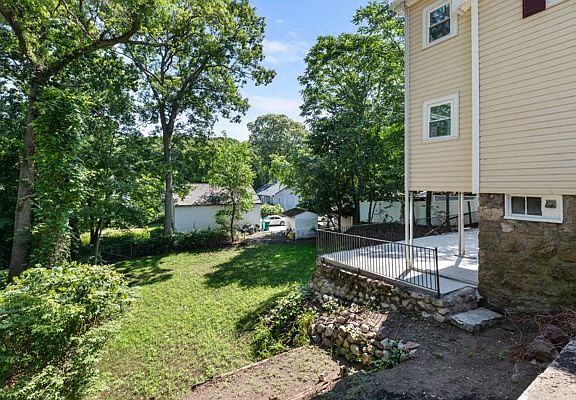 3rd image of 301 Lynnfield St
