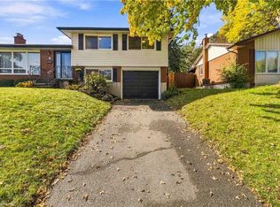 22 Applewood Cres, Guelph, ON N1H 6B2