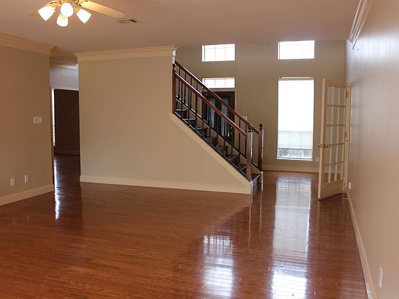 3rd image of 4011 Crestwood Dr