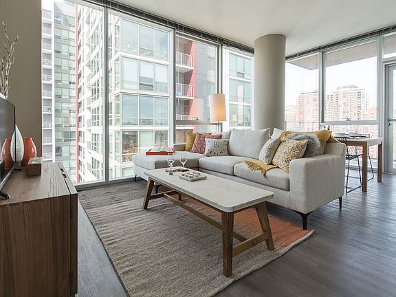 2nd image of 1008 S Clark St #1305