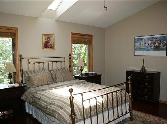 5th image of 628 Juanita Ave