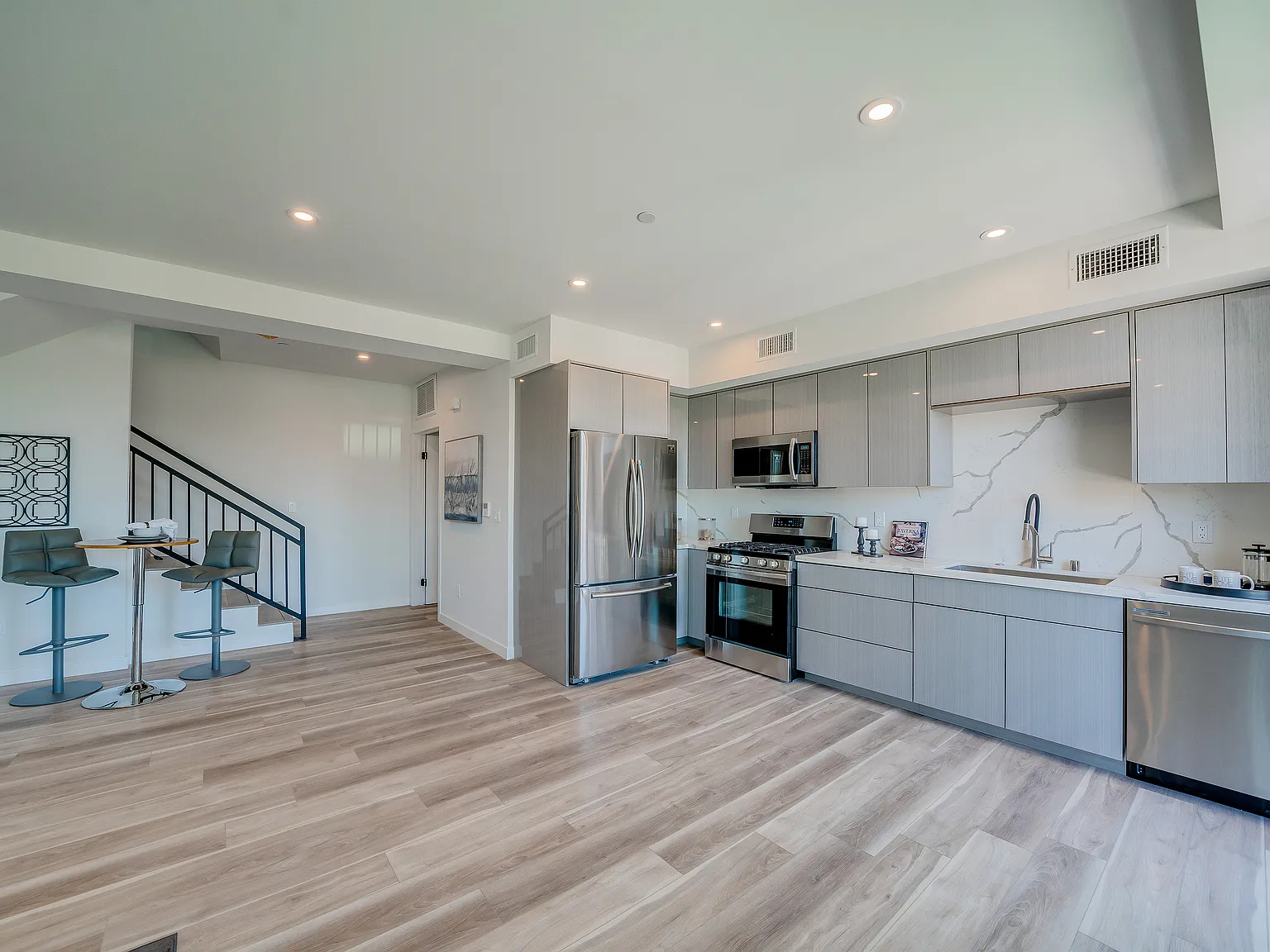 3 bed, 1350 sqft, $3,250 — Photo 2
