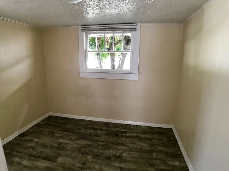 109 E Bass St — Photo 5