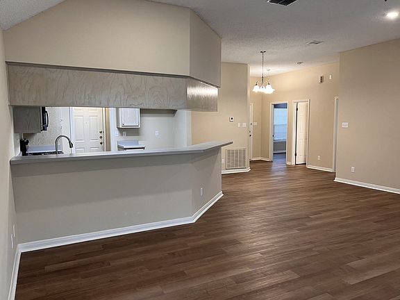 4th image of 927 Parkdale Dr
