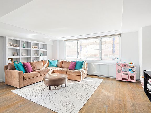 3rd image of 10E Manhattan Ave