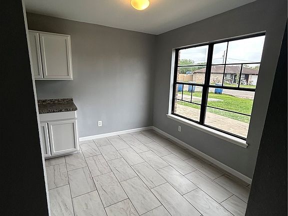 4th image of 1601 Meadowview Dr