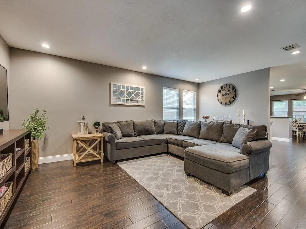 4 bed, 2098 sqft, $2,300 — Photo 4