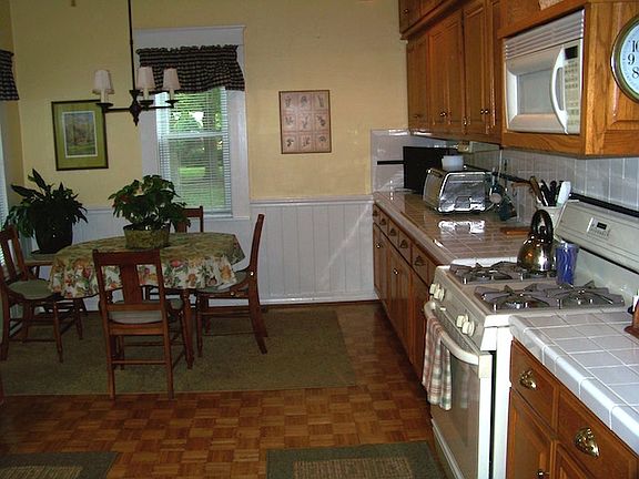 Kitchen / Breakfast Area