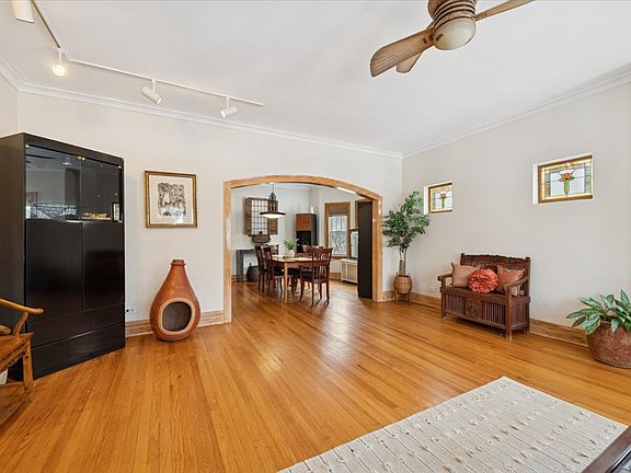 4th image of 133 Franklin Ave