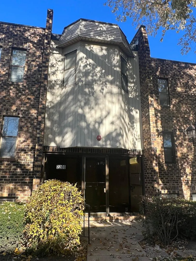 2 bed, 937 sqft, $1,745 — Photo 1