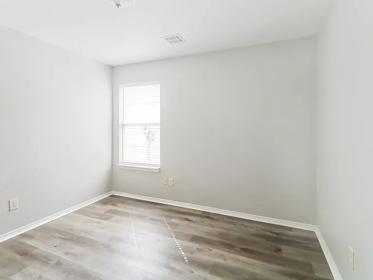 1101 Edinburg Dr — Photo 12