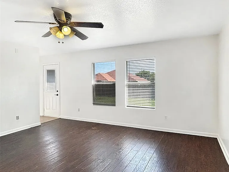 1217 Caroline Dr — Photo 4