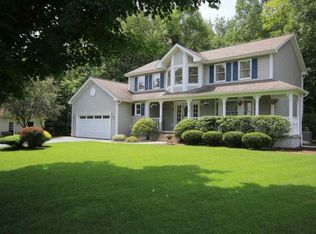39 Cindy Ln, Halfmoon, NY 12065