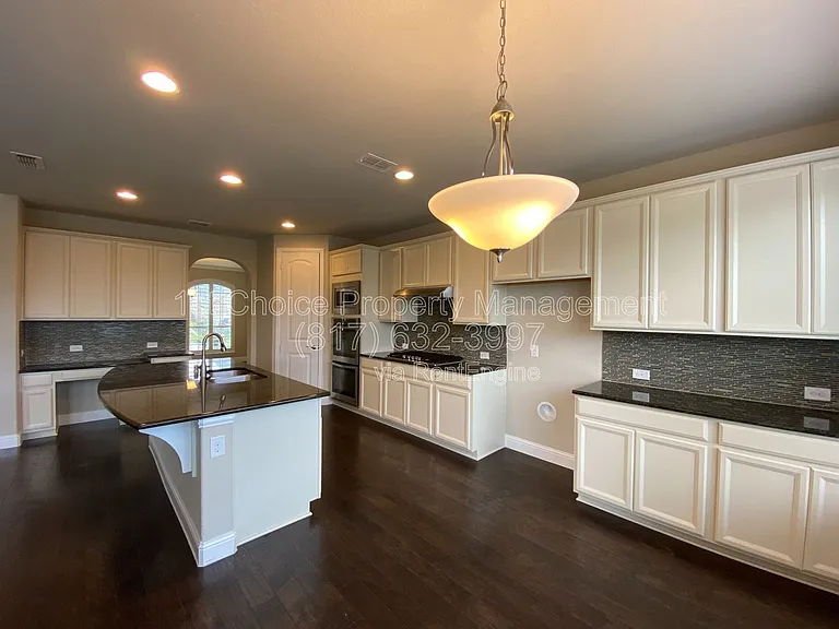 927 Bentley Dr — Photo 11