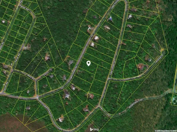 697 Lake Forest Dr, Dingmans Ferry, PA 18328