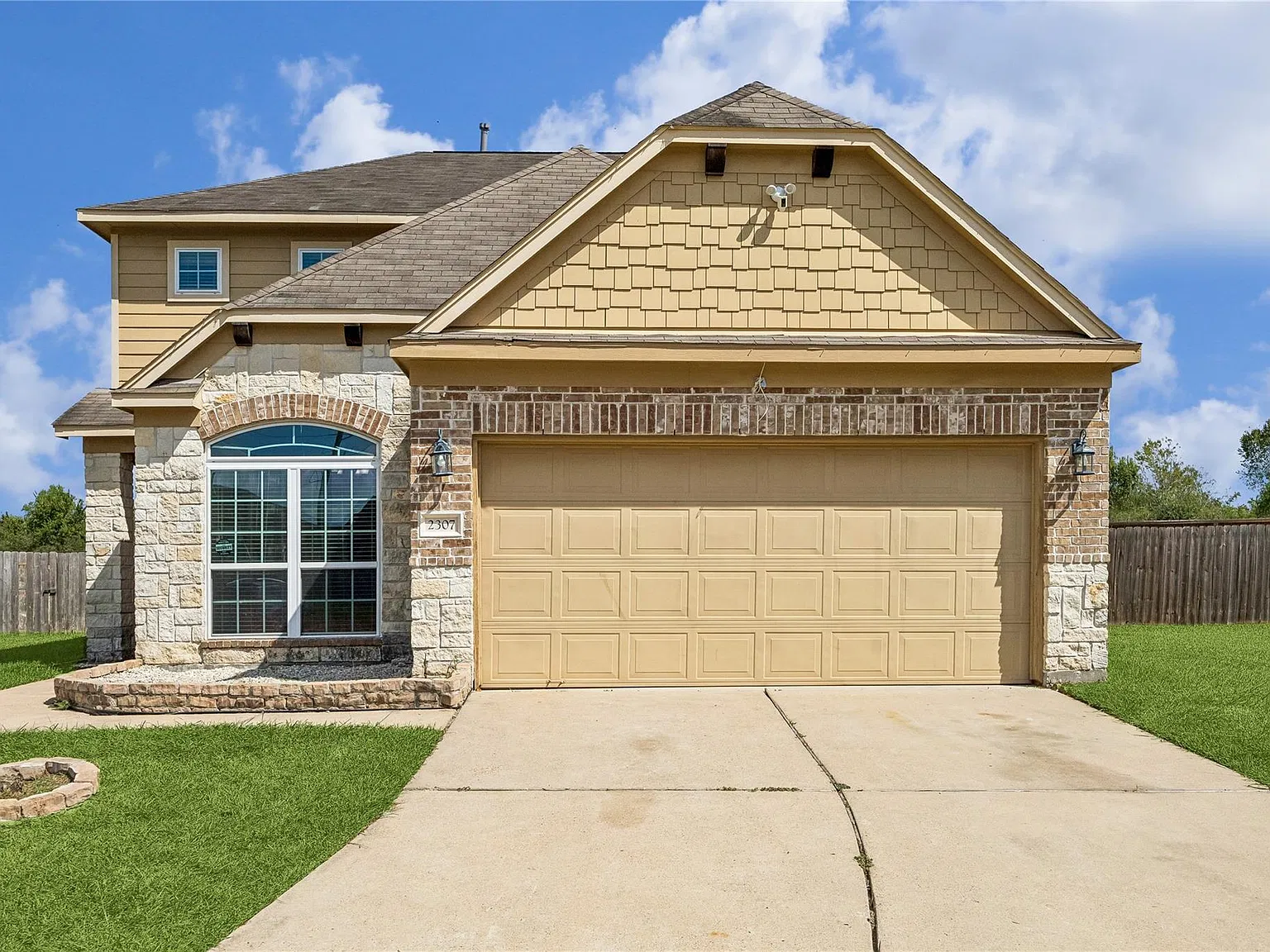 4 bed, 2.5 bath, 2376 sqft, $2,600 — Photo 1