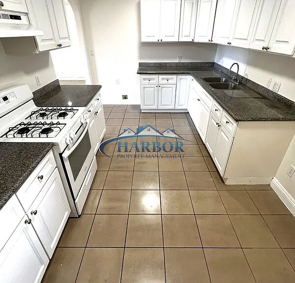 1035-1043 W 253rd St — Photo 7