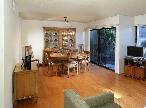 4th image of 484 Rosemont Ave