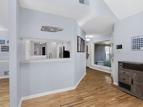 4th image of 9140 Gainsborough Dr