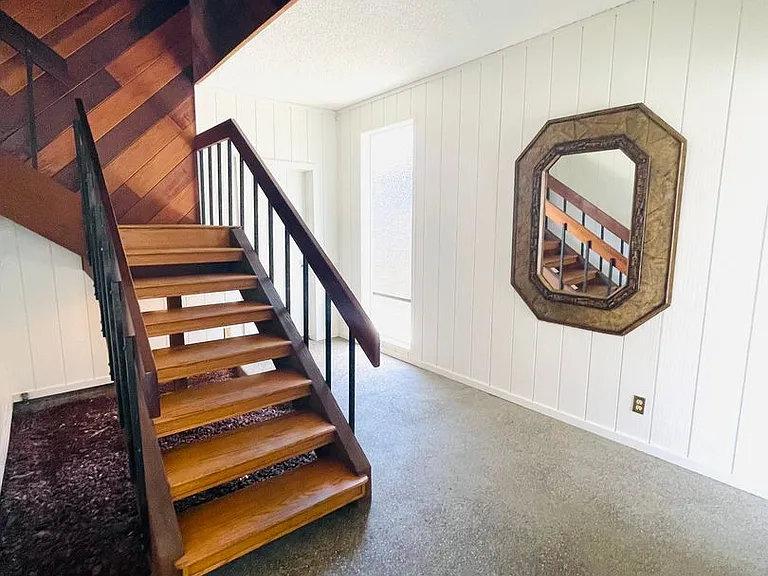 1047 Driftwood Ln — Photo 8