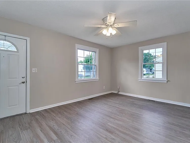 24 Cavalier Rd — Photo 2