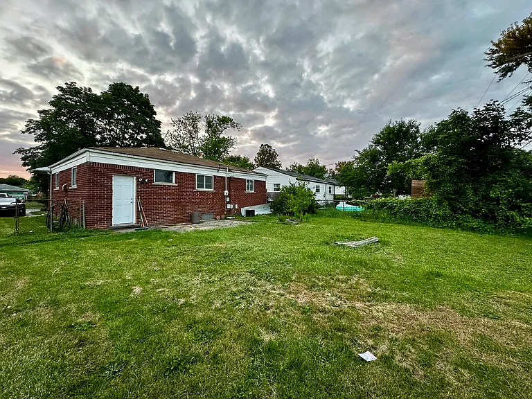 1585 Berkshire St — Photo 25