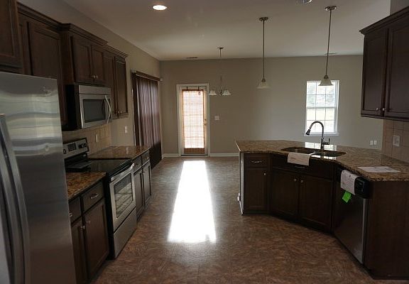 3rd image of 202 NE Cumberland Dr